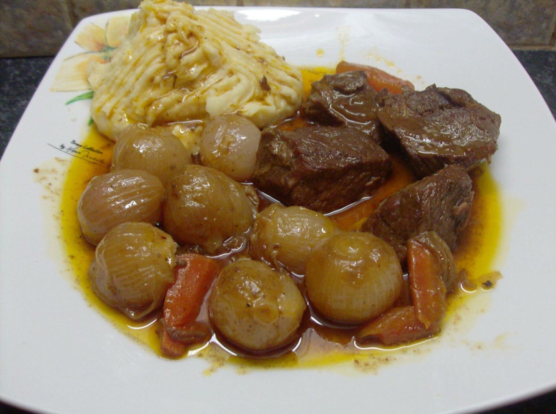 μοσχαράκι-στιφάδο-με-πουρέ-συνταγή-