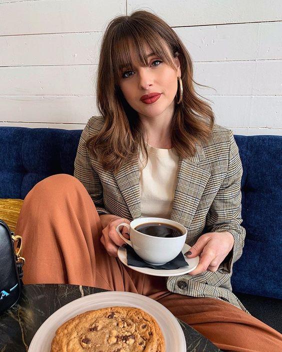 καστανά-μαλλιά-σε-μακρύ καρέ-με-αφέλειες-ιδέες-