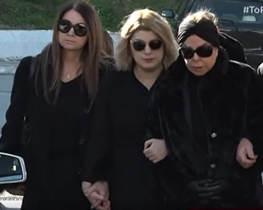 Άντζελα Δημητρίου : Καταρρακωμένη και Υποβασταζόμενη από την Όλγα στην κηδεία της μητέρας της
