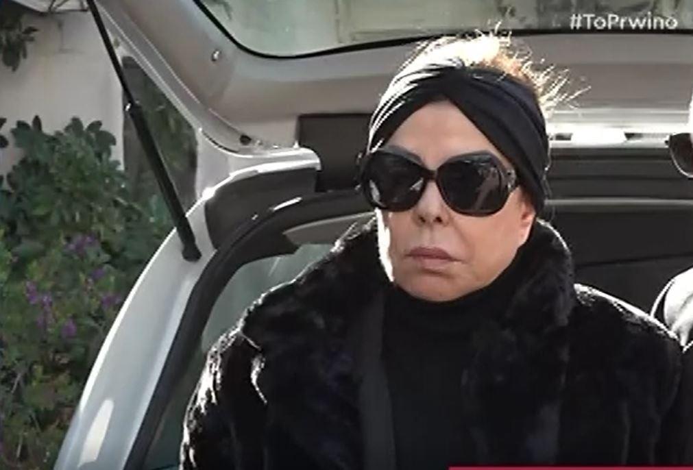 Άντζελα Δημητρίου : Καταρρακωμένη και Υποβασταζόμενη από την Όλγα στην κηδεία της μητέρας της