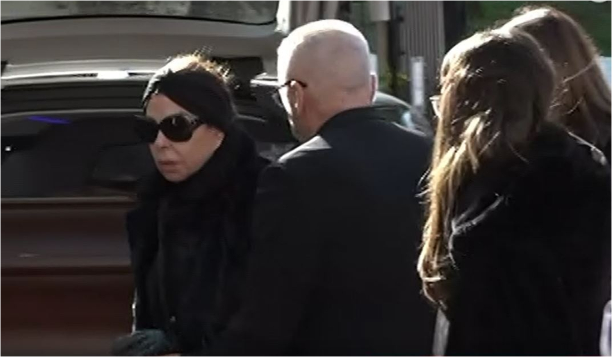 Άντζελα Δημητρίου : Καταρρακωμένη και Υποβασταζόμενη από την Όλγα στην κηδεία της μητέρας της