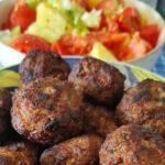 κεφτέδες-με-πατατοσαλάτα-για-τη-Κυριακή-συνταγή-