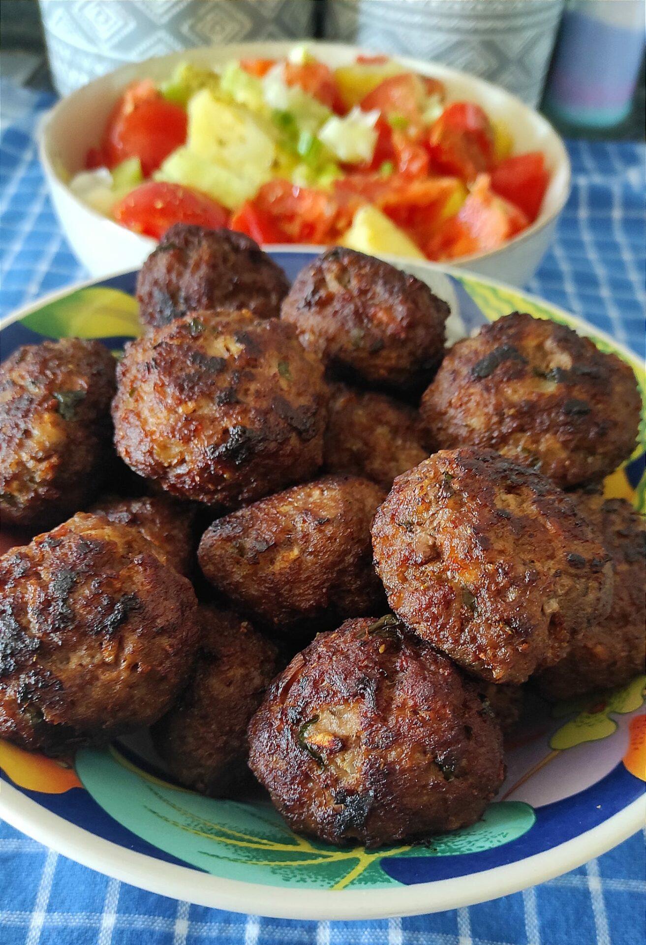 κεφτέδες-με-πατατοσαλάτα-για-τη-Κυριακή-συνταγή- κεφτέδες-με-πατατοσαλάτα-για-τη-Κυριακή-συνταγή-