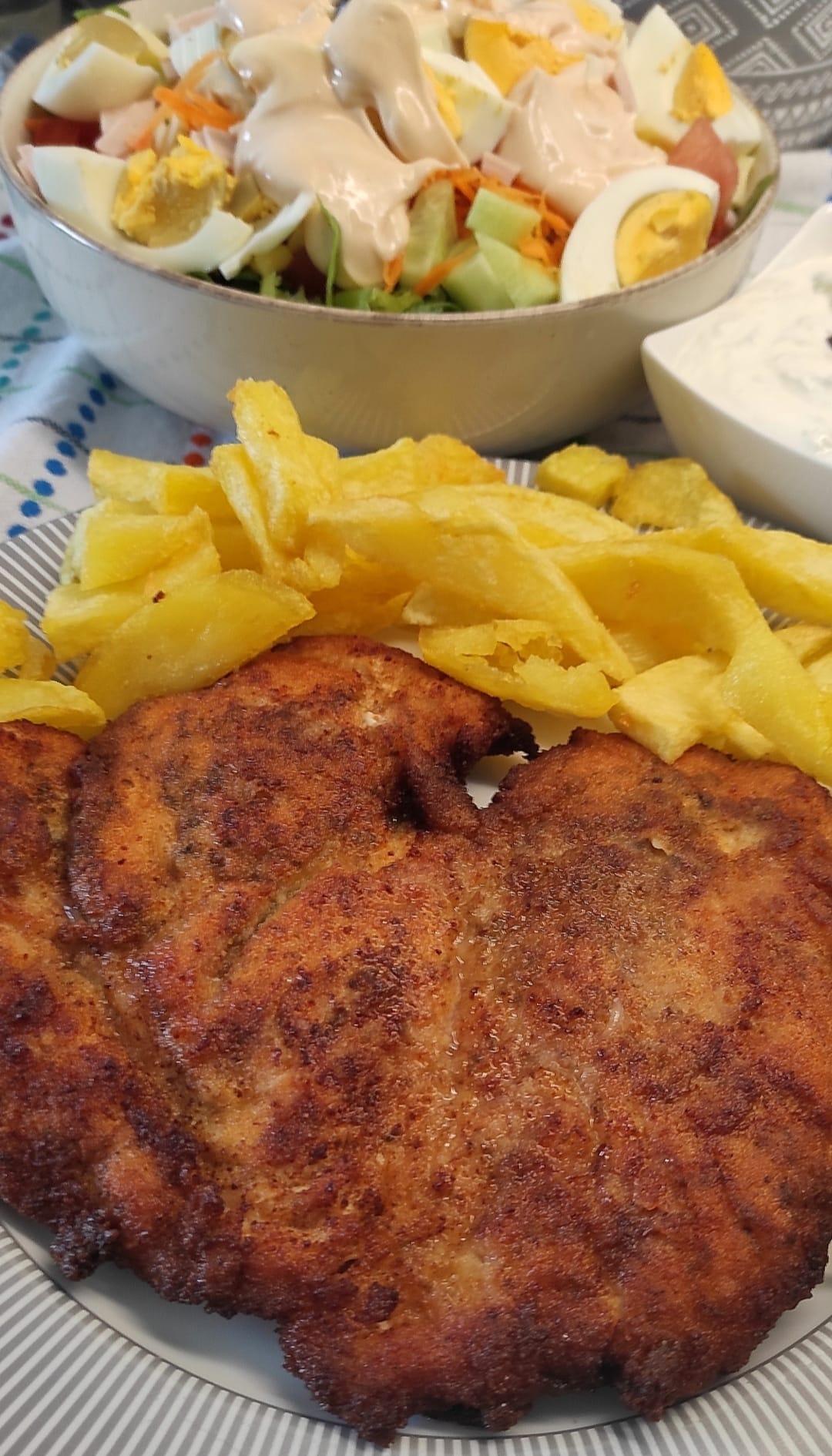 σνίτσελ-κοτόπουλο-με-σαλάτα-του-σεφ-συνταγή-