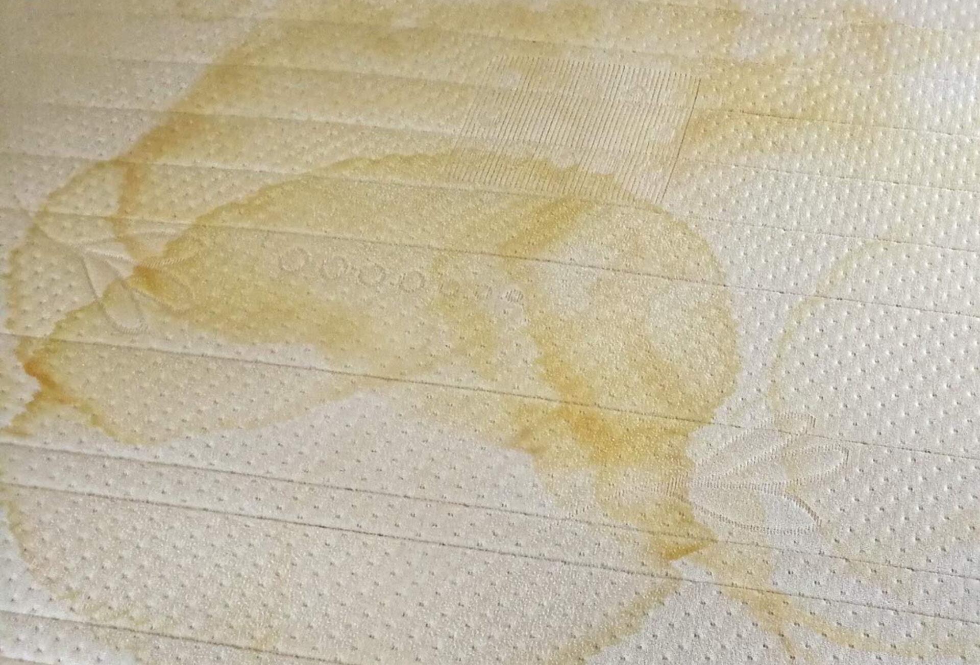 Κιτρινίλες, μικρόβια και επίμονοι λεκέδες στο στρώμα: Το μυστικό της γιαγιάς που θα το κάνει ολόλευκο σαν καινούριο