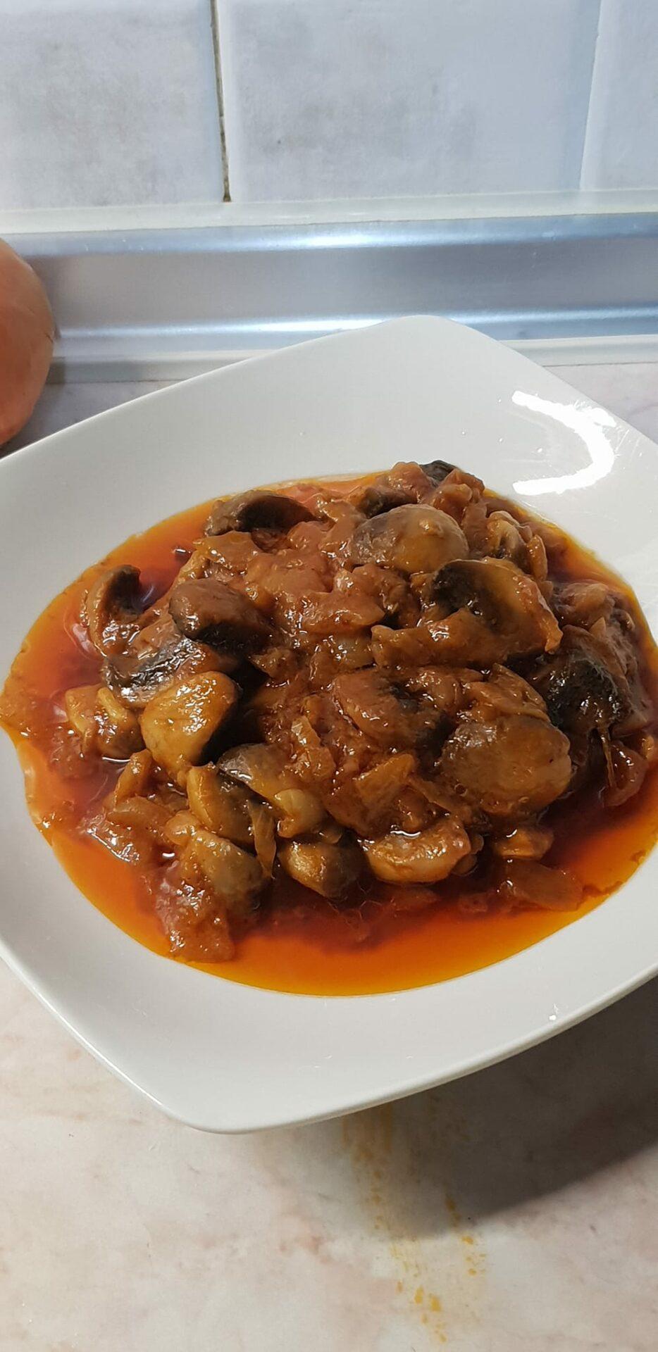 μανιτάρια-κοκκινιστά-για-τη-νηστεία-συνταγή-