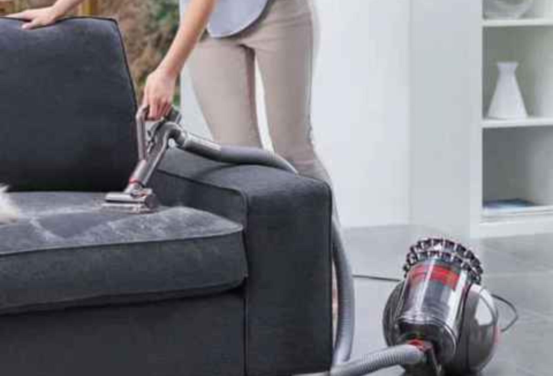 Σκόνη χνούδια και λιπαροί λεκέδες στα έπιπλα από βελούδο: Πως να τα καθαρίσετε χωρίς να τα καταστρέψετε