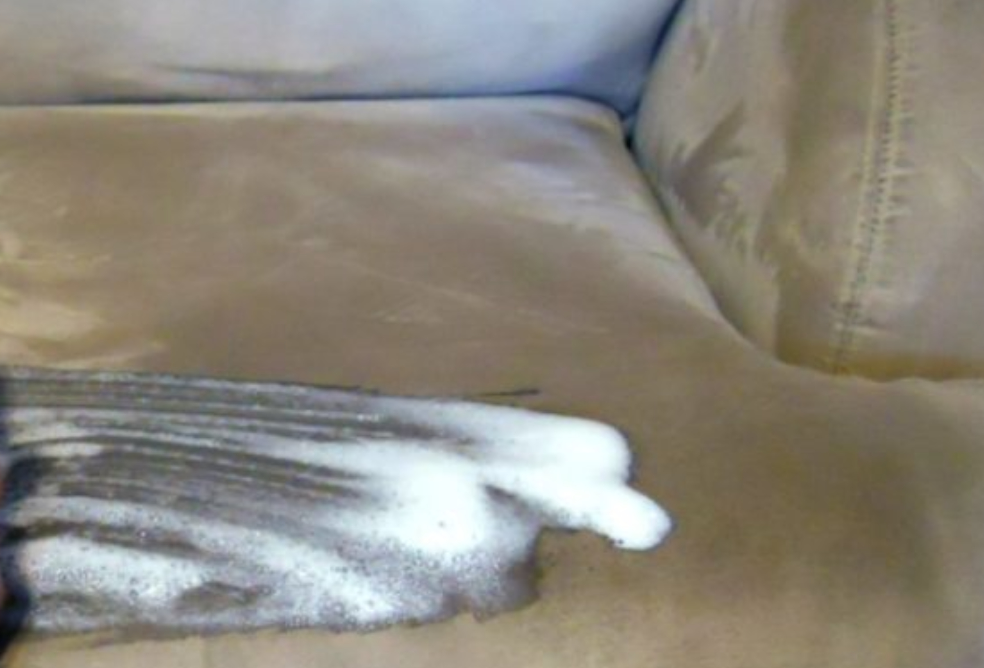 Σκόνη χνούδια και λιπαροί λεκέδες στα έπιπλα από βελούδο: Πως να τα καθαρίσετε χωρίς να τα καταστρέψετε