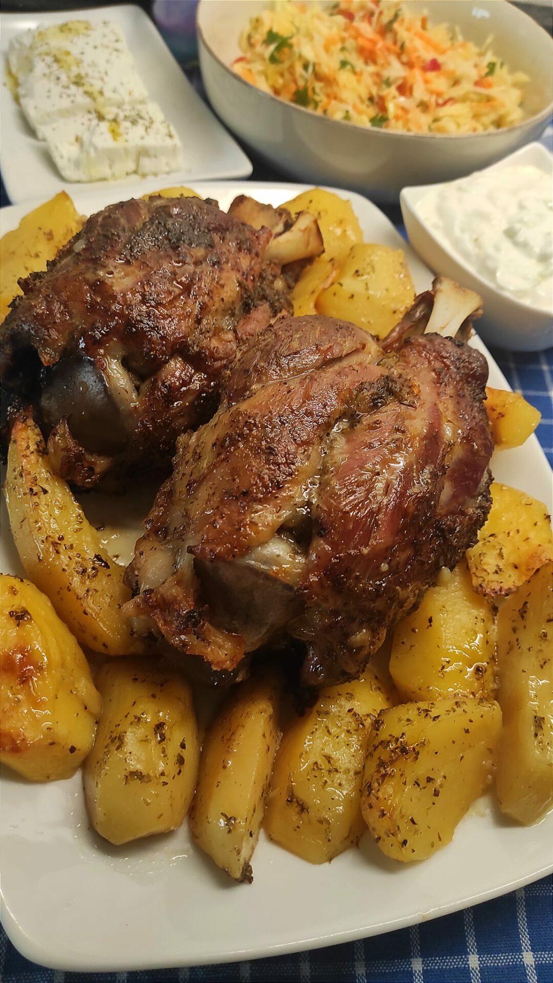 χοιρινά κότσια-με-πατάτες-στο-φούρνο-για-τη-Τσικνοπέμπτη-συνταγή-