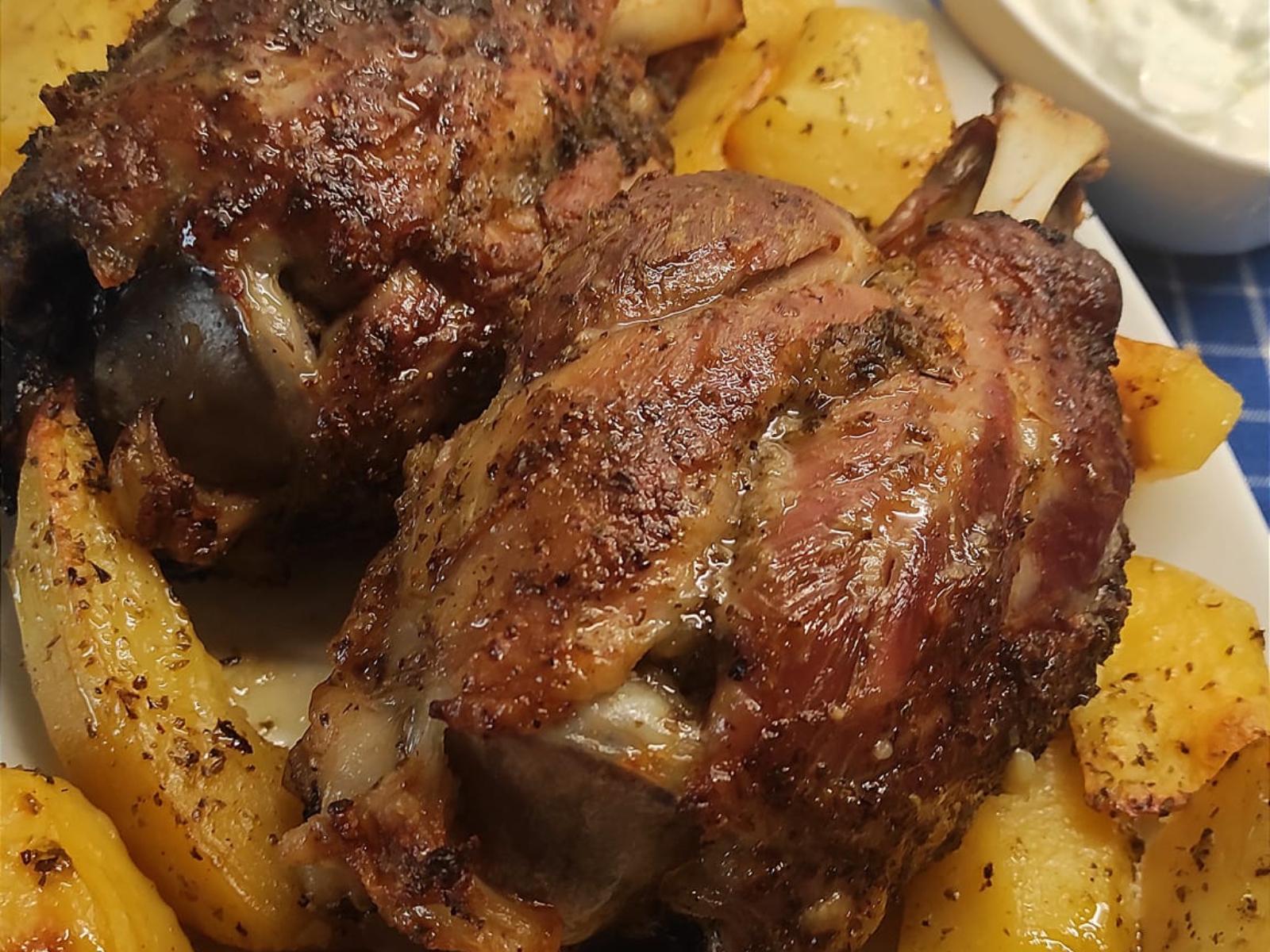 Τσικνοπέμπτη: Κότσια χοιρινά με πατάτες στο φούρνο