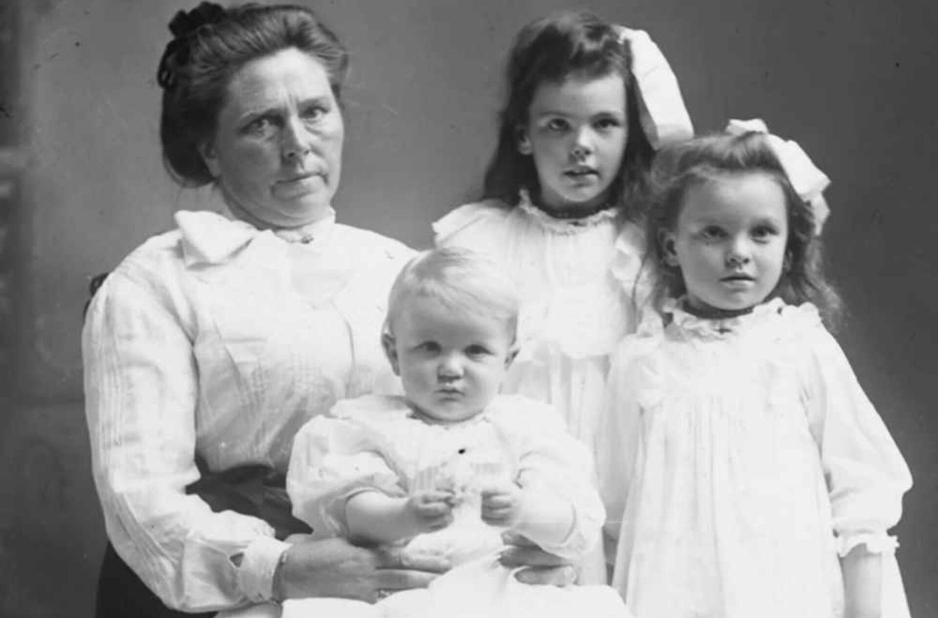 Belle Gunness: Η παρανοϊκή serial killer που σκότωσε περισσότερους από 40 ανθρώπους και εξαφανίστηκε.