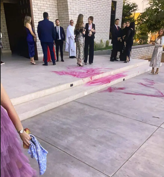 Πεθερά πέταξε κόκκινη μπογιά πάνω στο νυφικό της νύφης της και έγινε viral στο tik tok