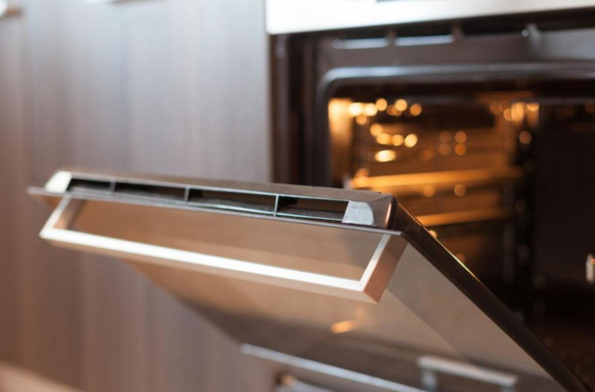 Το κουμπί στην πόρτα του φούρνου που δεν γνωρίζετε και θα σας λύσει τα χέρια 