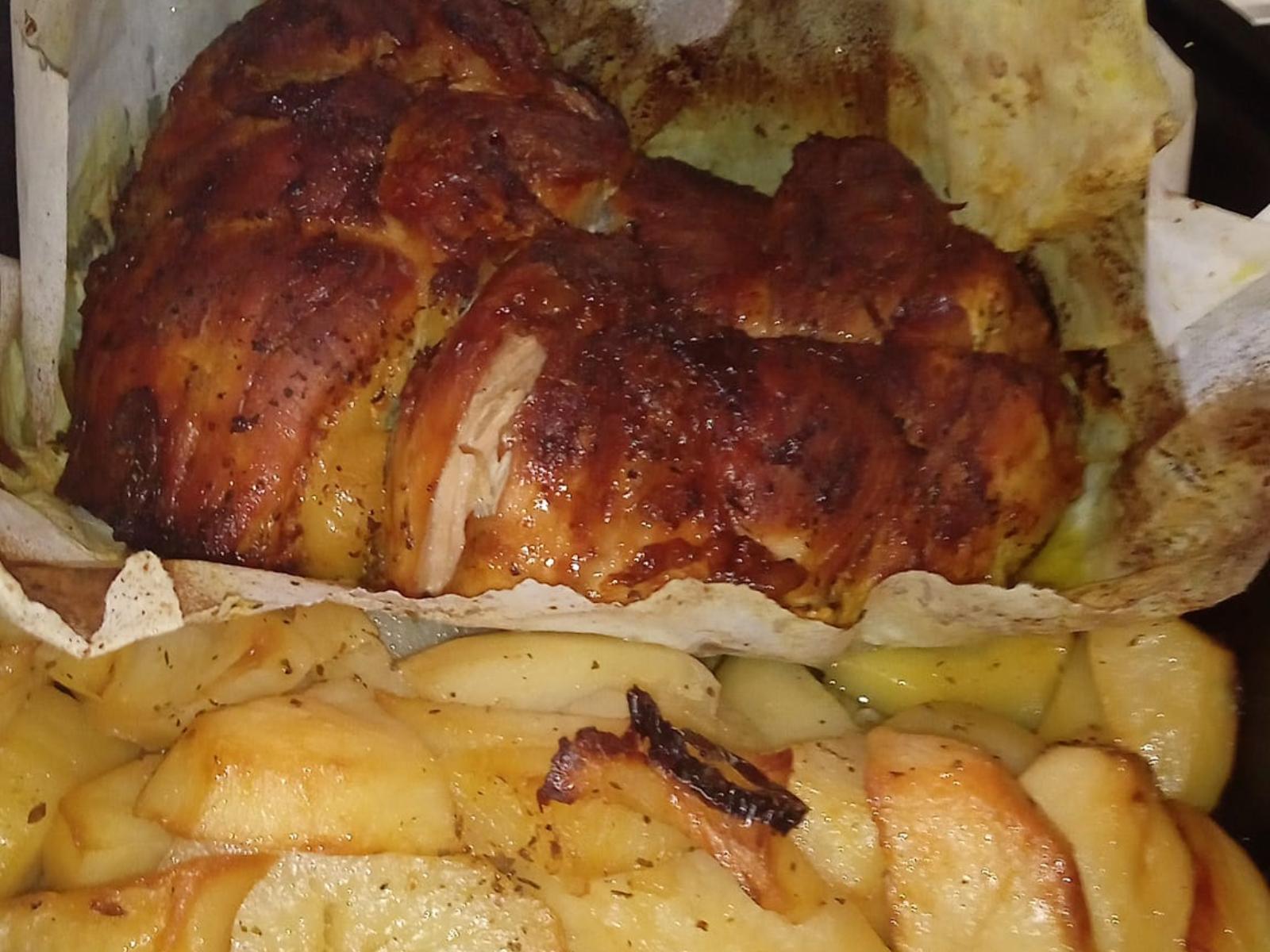 Τσικνοπέμπτη: Χοιρινό με πατάτες στη λαδόκολλα