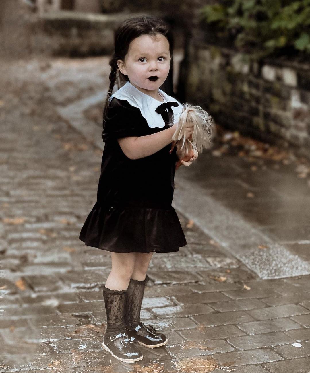 πως-να-φτιάξετε-βήμα βήμα-παιδική αποκριάτικη στολή-Wednesday-Απόκριες 2024-