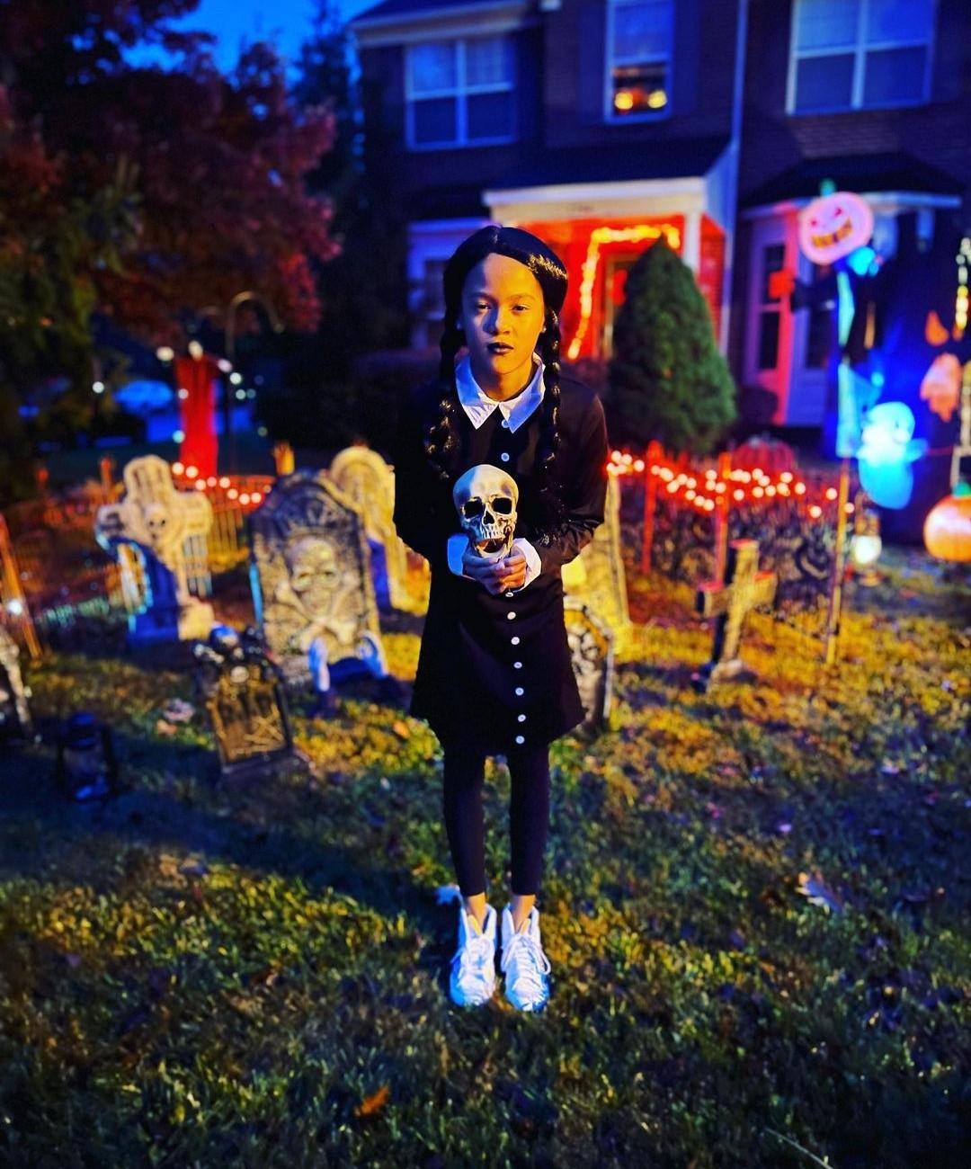 πως-να-φτιάξετε-βήμα βήμα-παιδική αποκριάτικη στολή-Wednesday-Απόκριες 2024-