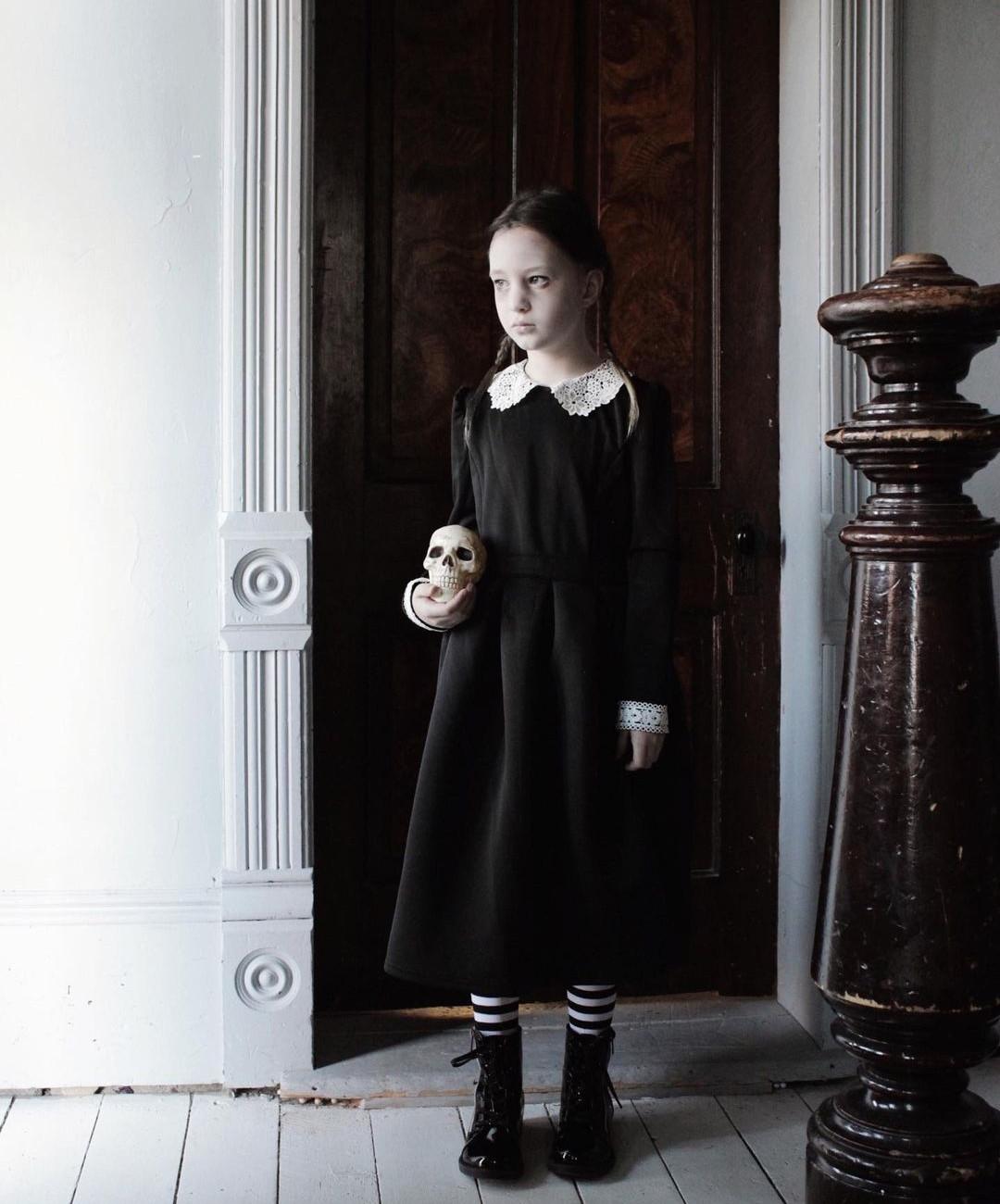 πως-να-φτιάξετε-βήμα βήμα-παιδική αποκριάτικη στολή-Wednesday-Απόκριες 2024-