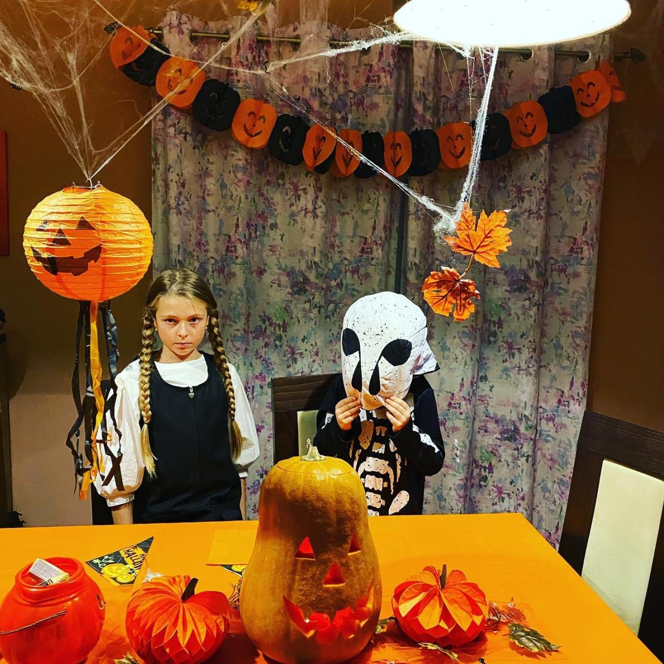 πως-να-φτιάξετε-βήμα βήμα-παιδική αποκριάτικη στολή-Wednesday-Απόκριες 2024-