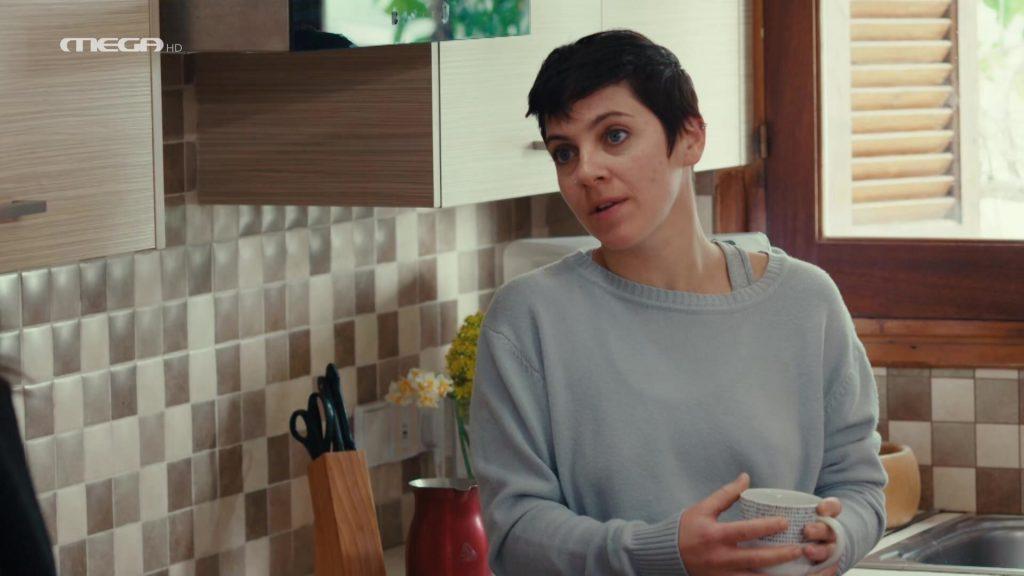 Η Γη της Ελιάς: Η Αντωνία πιάνει στα πράσα την Αλκμήνη με τον Ορέστη και γίνεται έξαλλη