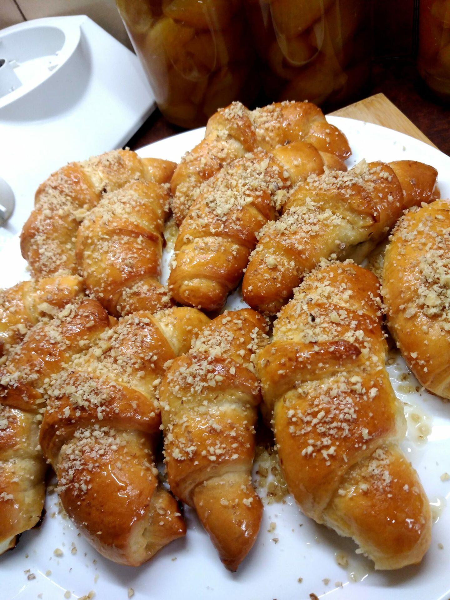 σιροπιασμένα-κρουασάν-με-σοκολάτα-συνταγή- σιροπιασμένα-κρουασάν-με-σοκολάτα-συνταγή-