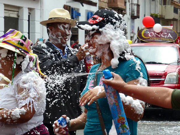αποκριάτικά σπρέι-και-αποκριάτικοι αφροί-κίνδυνοι-για-τα-παιδιά-