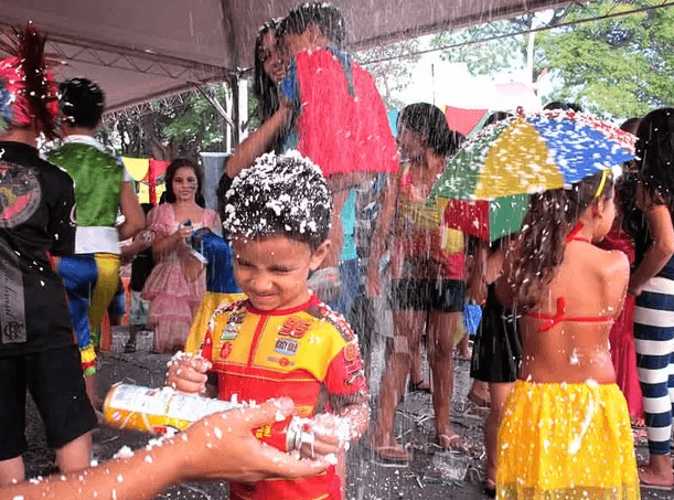 αποκριάτικά σπρέι-και-αποκριάτικοι αφροί-κίνδυνοι-για-τα-παιδιά-