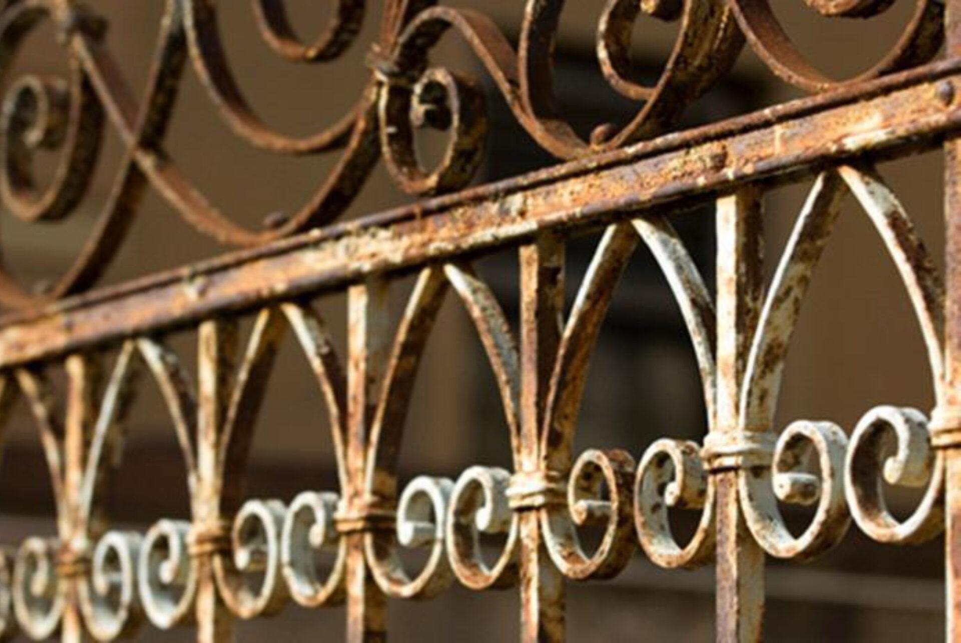 4 έξυπνα και οικονομικά κόλπα για να απαλλαγείτε από την σκουριά στα κάγκελα τις πόρτες και τα παράθυρα