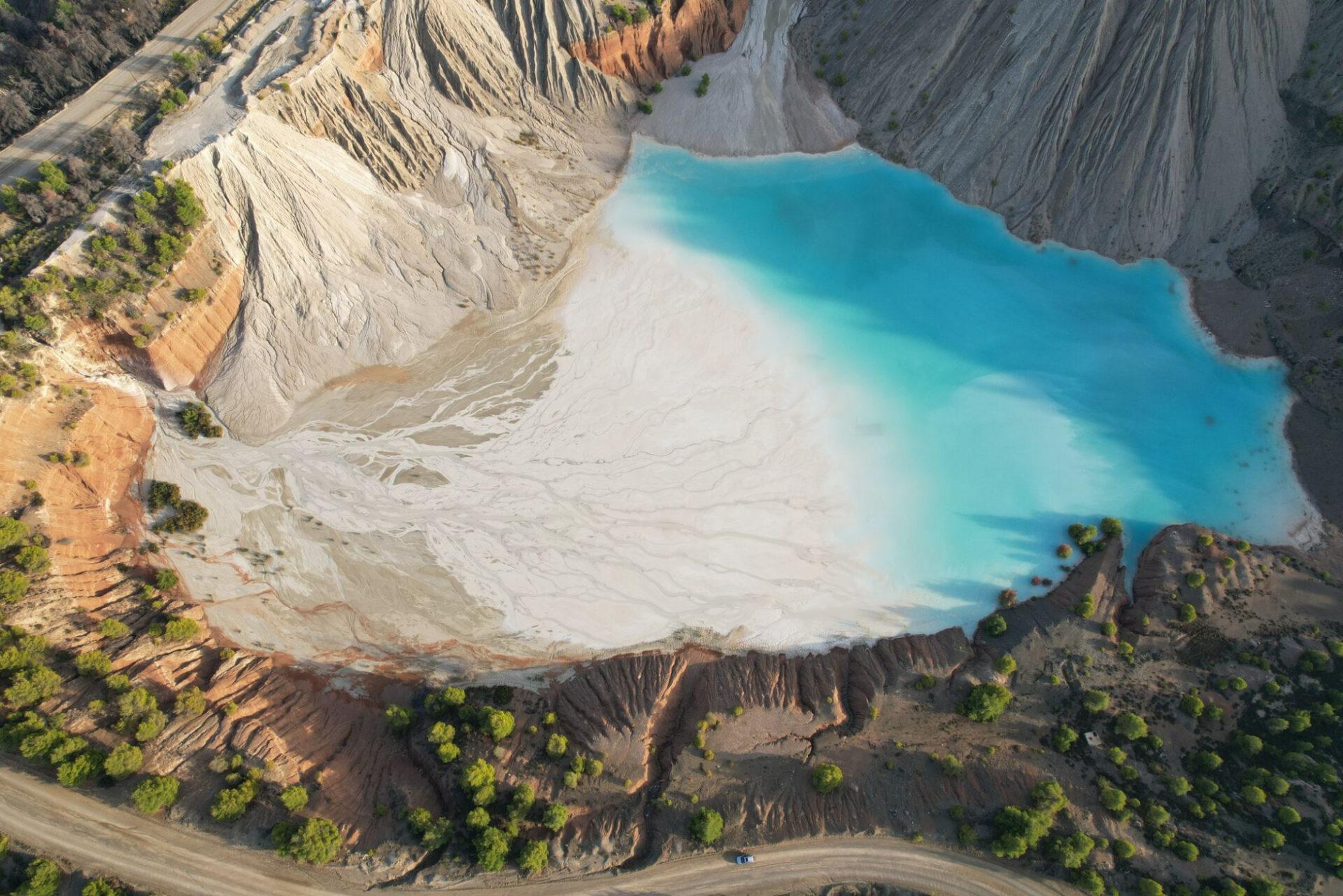 Λίμνες Μεταλλείων: O άγνωστος παράδεισος της Εύβοιας μόλις 2 ώρες από την Αθήνα