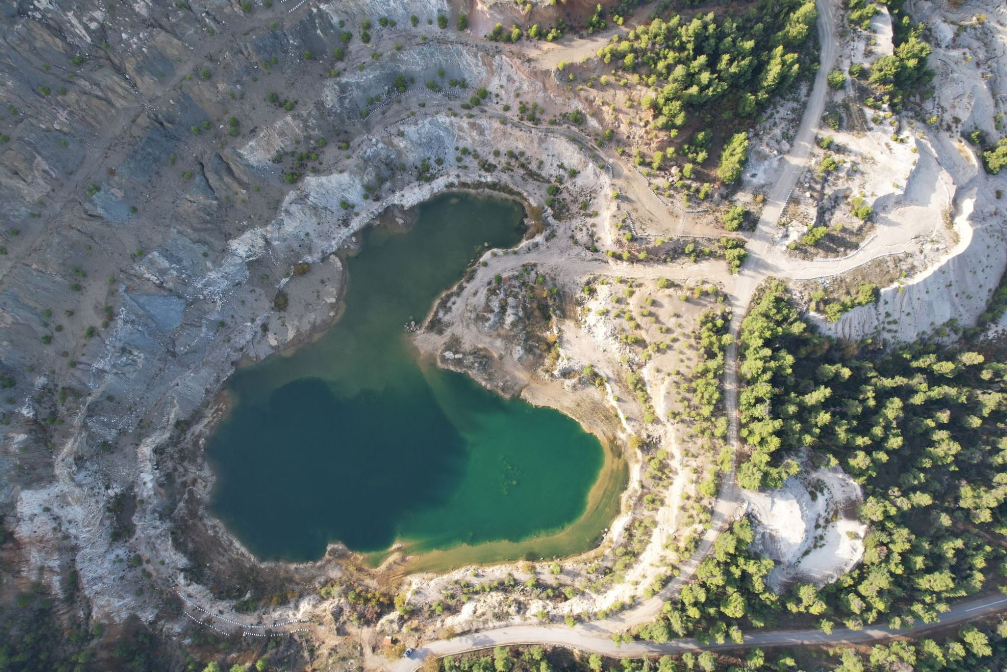 Λίμνες Μεταλλείων: O άγνωστος παράδεισος της Εύβοιας μόλις 2 ώρες από την Αθήνα