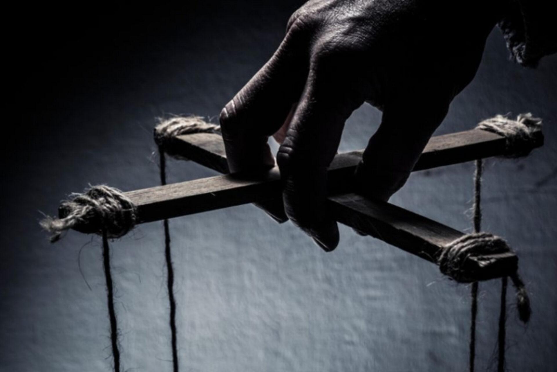 Ψυχολογικός χειρισμός: Όταν κάποιος άλλος κινεί τα νήματα