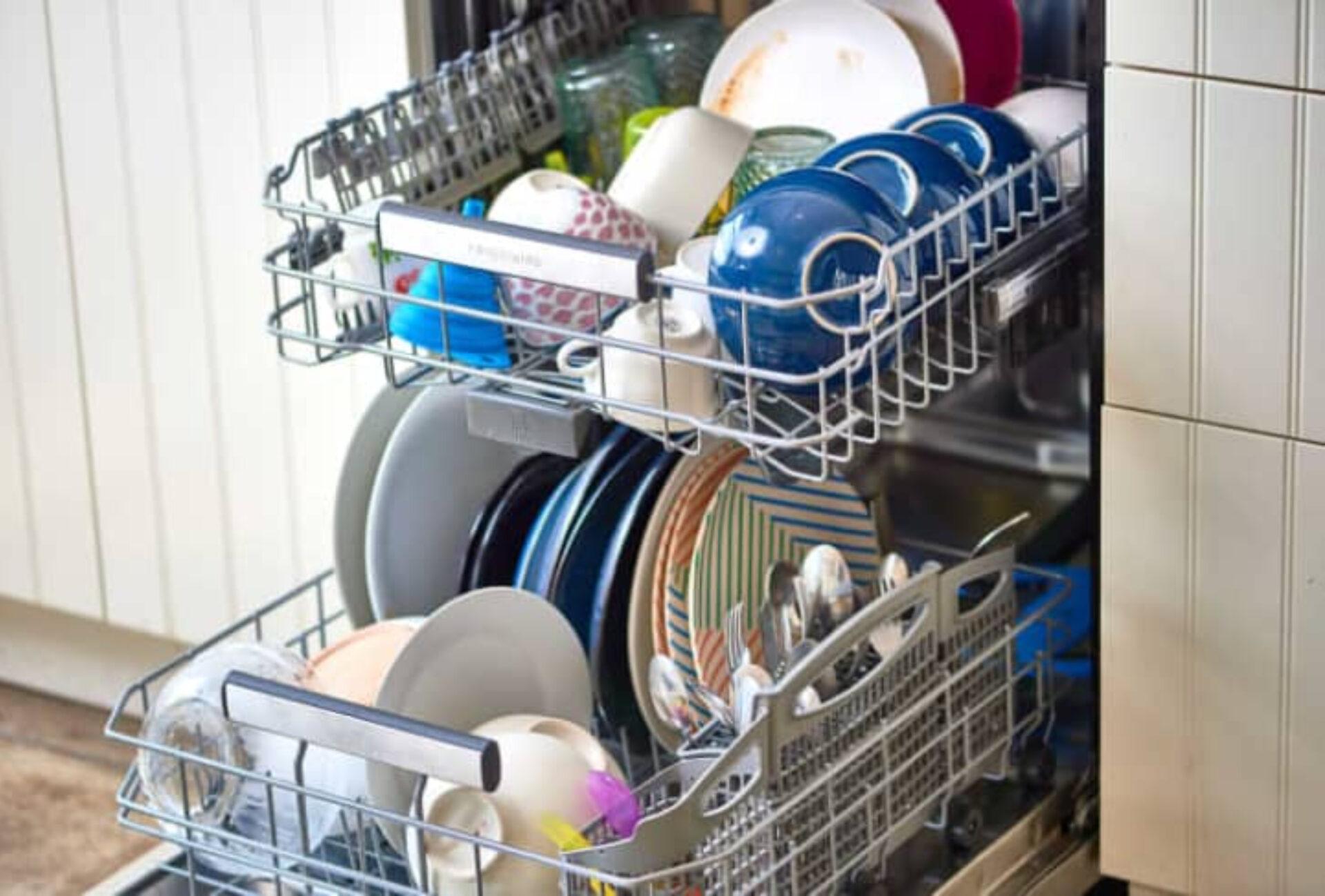 Εξαφανίστε την μυρωδιά αυγού από το πλυντήριο πιάτων με 4 ευκολά κόλπα