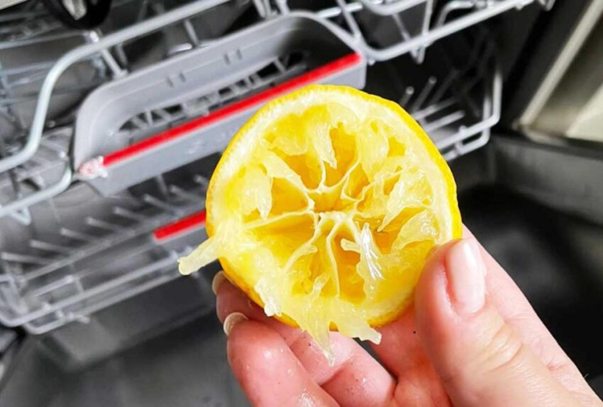 Εξαφανίστε την μυρωδιά αυγού από το πλυντήριο πιάτων με 4 ευκολά κόλπα