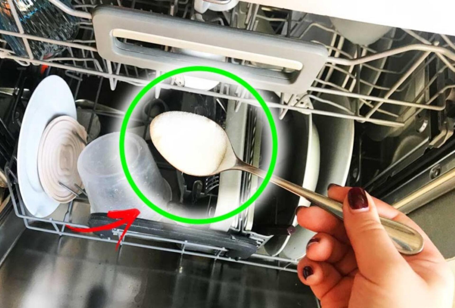 Εξαφανίστε την μυρωδιά αυγού από το πλυντήριο πιάτων με 4 ευκολά κόλπα