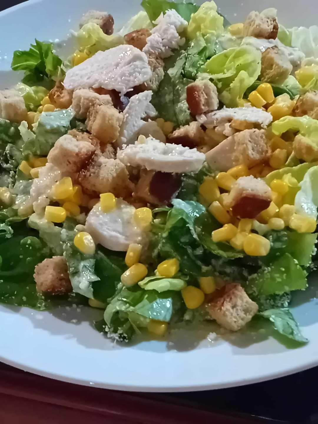 Μαρουλοσαλάτα-με κοτόπουλο-και-καλαμπόκι-συνταγή-