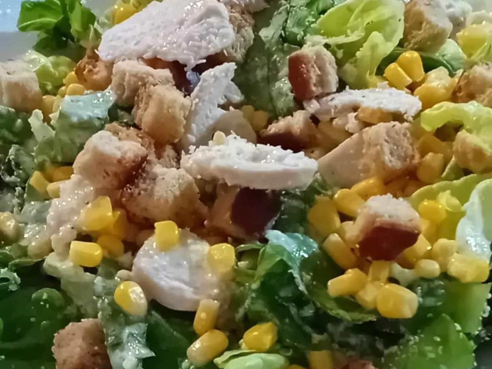 Μαρουλοσαλάτα με κοτόπουλο και καλαμπόκι