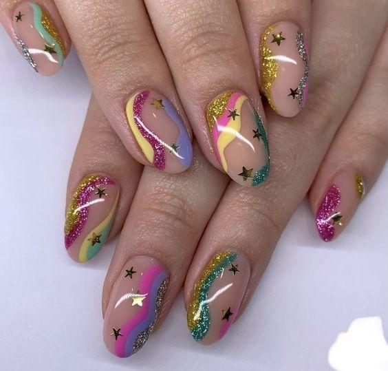 χρωματιστά-αποκριάτικα-νύχια-με-γκλίτερ-και-αστεράκια-ιδέες-