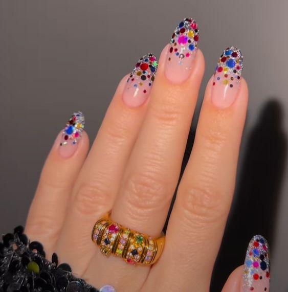 ασημί-γκλίτερ-και-πολύχρωμα στρας-στα-νύχια-ιδέες-