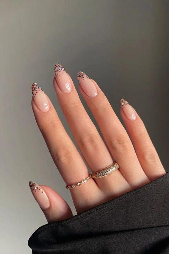 ιδέες-για-αποκριάτικα νύχια-με-στρας-και-γκλίτερ-Απόκριες 2024-