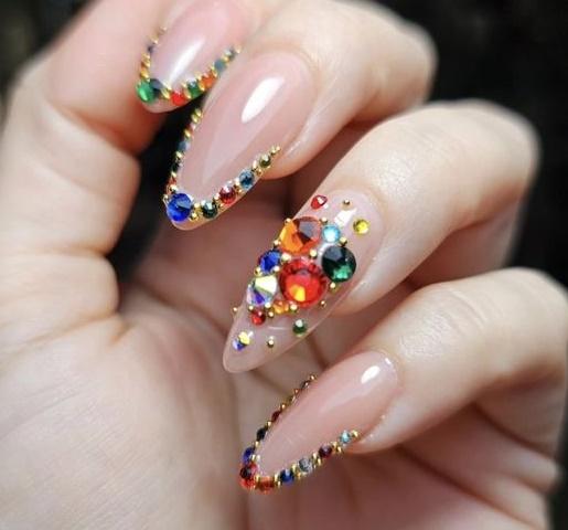 ιδέες-για-αποκριάτικα νύχια-με-στρας-και-γκλίτερ-Απόκριες 2024-