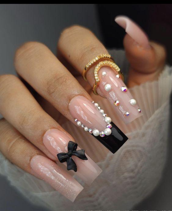 ιδέες-για-αποκριάτικα νύχια-με-στρας-και-γκλίτερ-Απόκριες 2024-