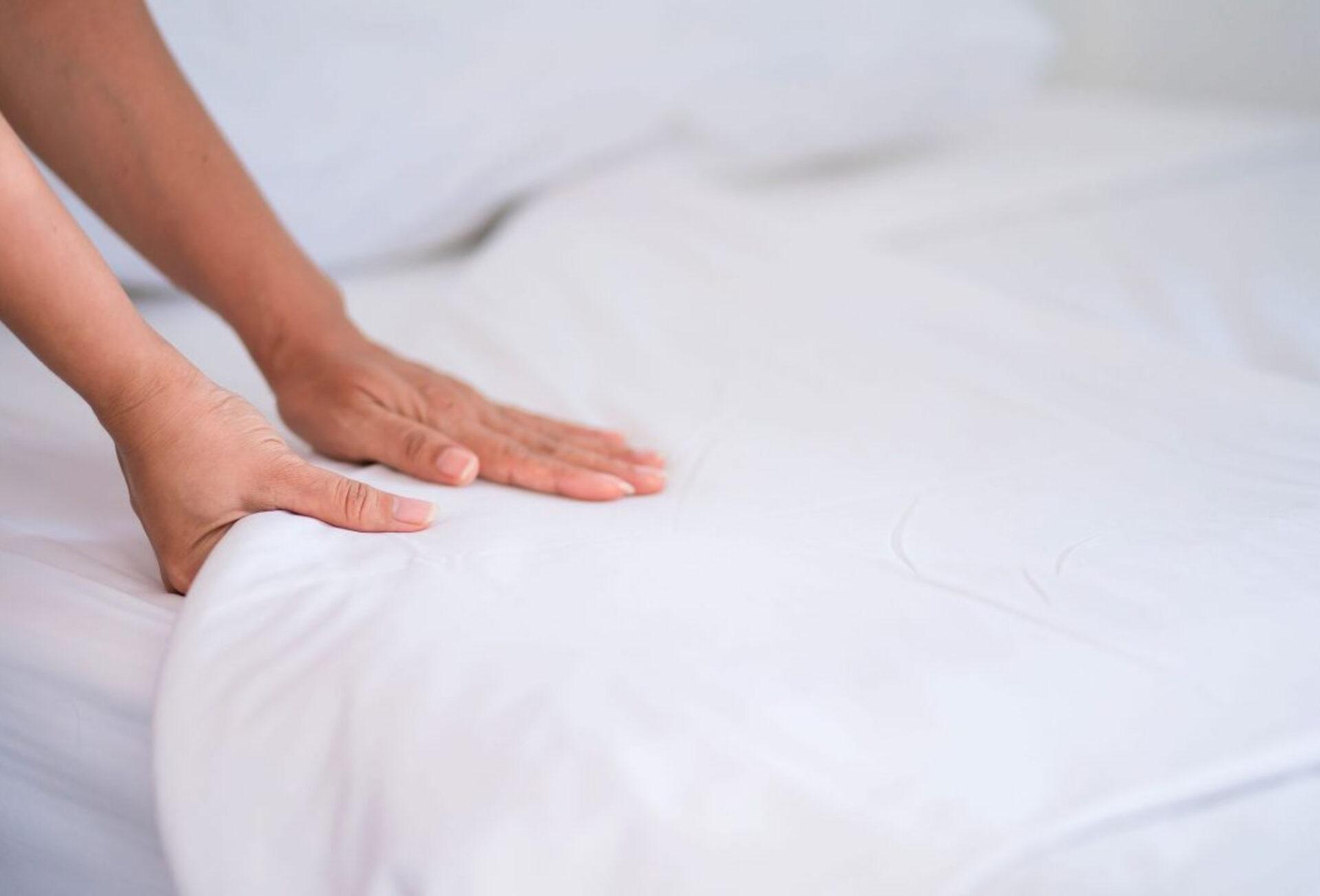 Παλιά σκληρά σεντόνια ή καινούρια με κόλλα: 4 κόλπα τις γιαγιάς που θα τα κάνουν μαλακά σαν βαμβάκι