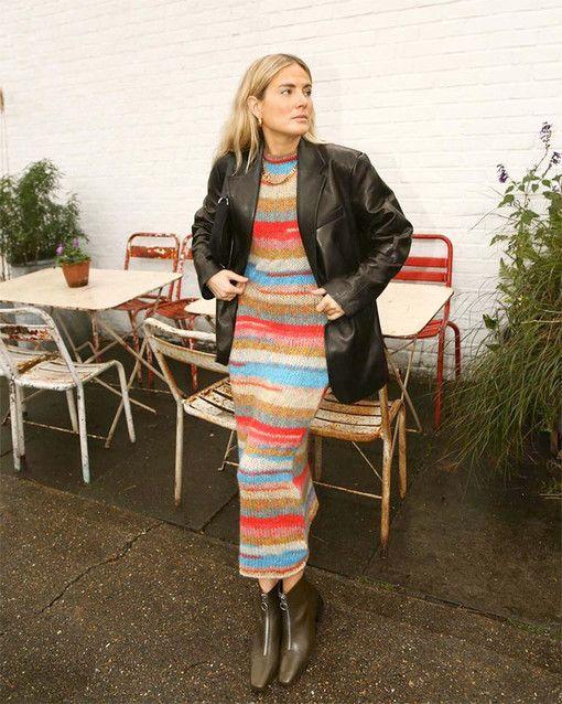 χρωματιστό-πλεκτό φόρεμα-με-δερμάτινο τζάκετ-ιδέες-