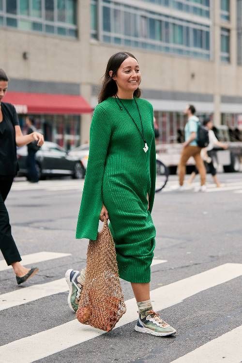 πράσινο-πλεκτό-φόρεμα-με-transparent-τσάντα-ιδέες-