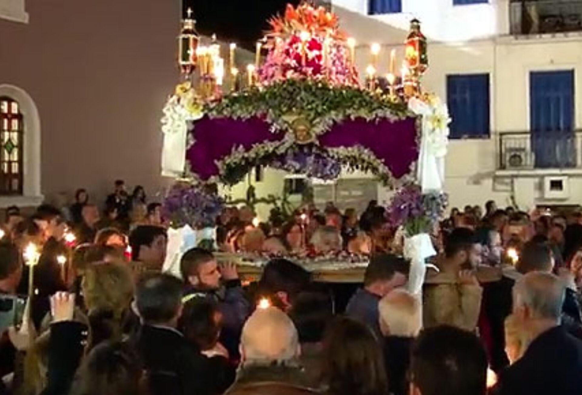 Το κατανυκτικό Πάσχα στη Σκιάθο: Η περιφορά του επιτάφιου στις 4 τα ξημερώματα και οι θρηνητικοί ψαλμοί