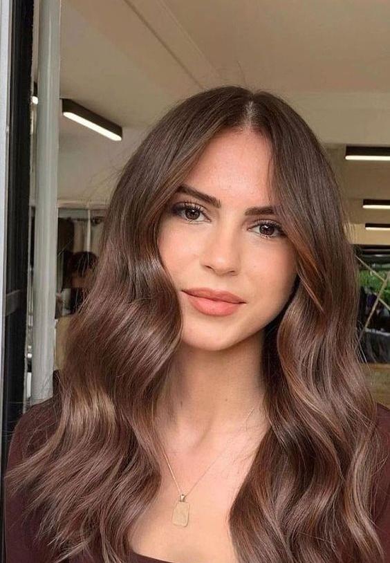 Καστανά μαλλιά: Όλες οι νέες τάσεις για την Άνοιξη 2024