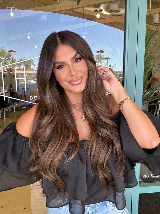 σοκολατί-μαλλιά-με-ξανθές ανταύγειες-ιδέες-