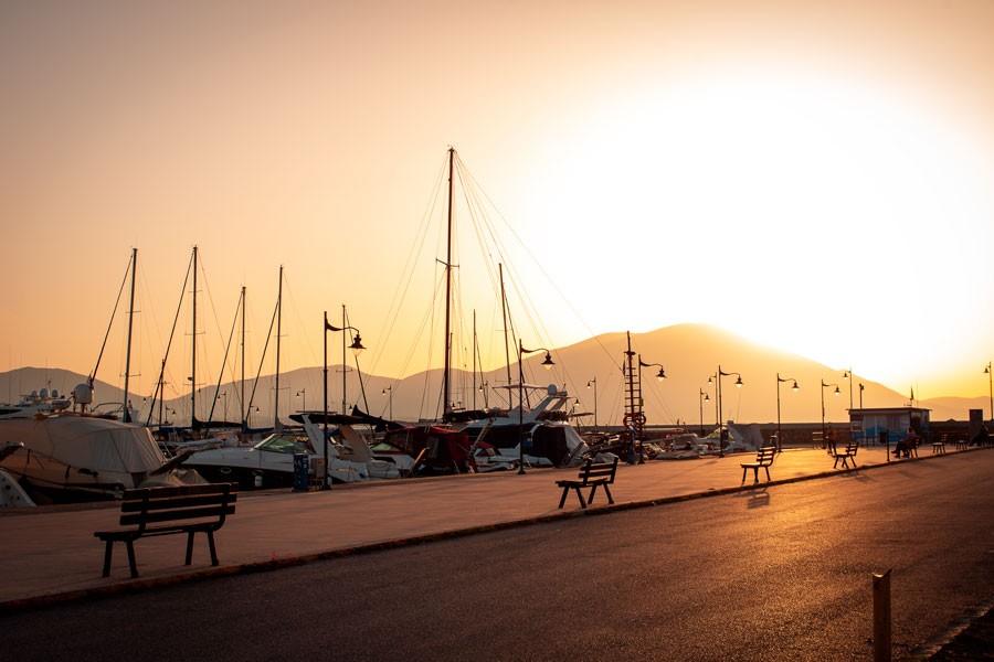 Νέα Αρτάκη: Ένας οικονομικός προορισμός για την Καθαρά Δευτέρα με τα ουζερί πάνω στο κύμα μόλις μιάμιση ώρα απο την Αθήνα