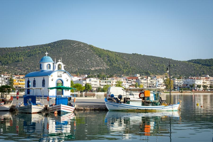 Νέα Αρτάκη: Ένας οικονομικός προορισμός για την Καθαρά Δευτέρα με τα ουζερί πάνω στο κύμα μόλις μιάμιση ώρα απο την Αθήνα