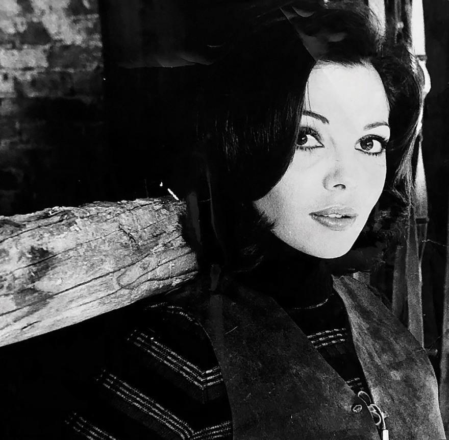 Το πραγματικό της όνομα ήταν Μπέτυ Τράτα και την ανακάλυψε ο Φίνος σε ένα διαφημιστικό για τσιγάρα