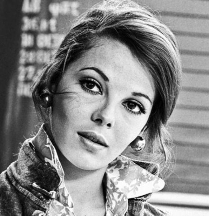 Το πραγματικό της όνομα ήταν Μπέτυ Τράτα και την ανακάλυψε ο Φίνος σε ένα διαφημιστικό για τσιγάρα